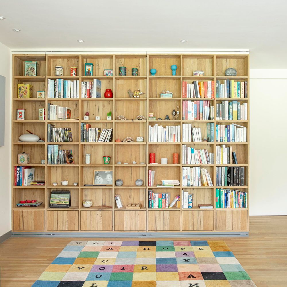 Bibliothèque sur mesure avec porte intégrée